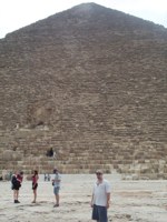 У пирамиды в Гизе